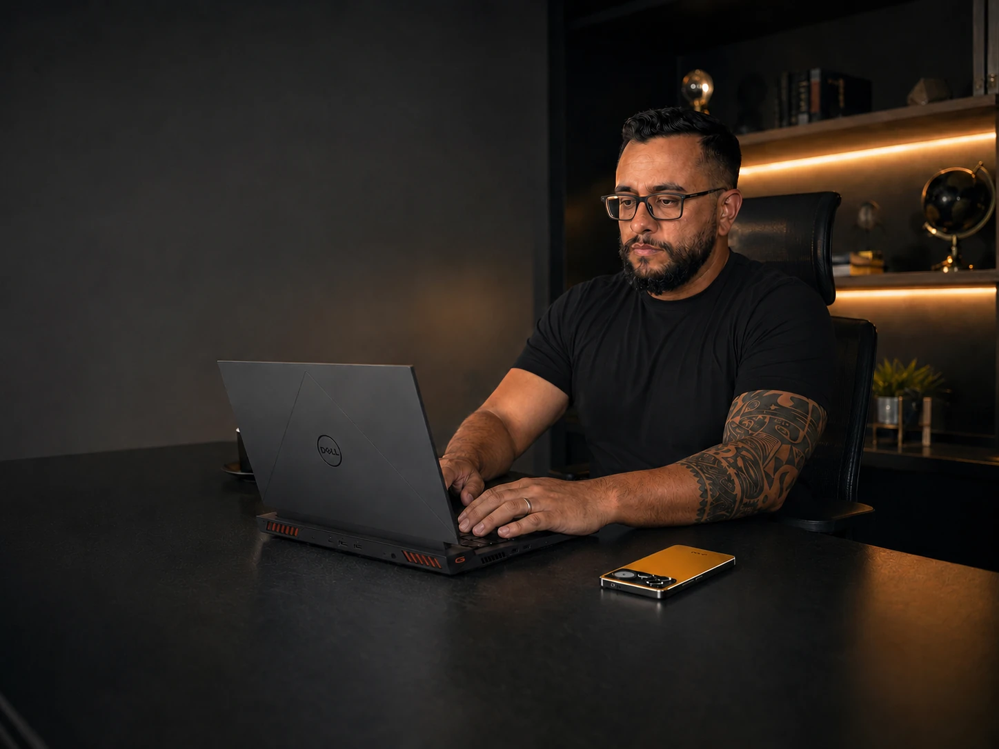 Bruno Goebel trabalhando no notebook, no escritório
